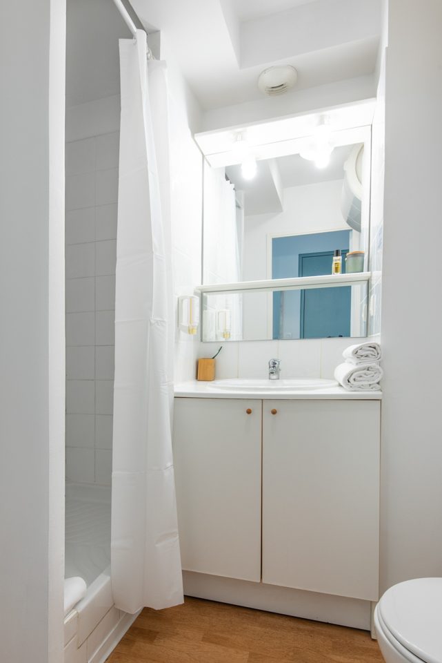 Salle d'eau privative avec douche