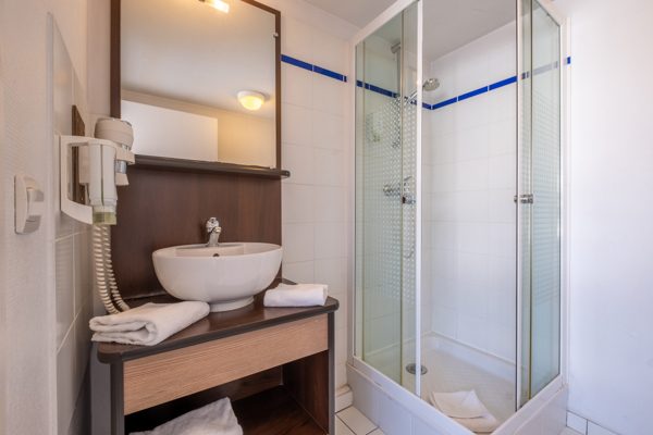 Salle d'eau privative avec douche