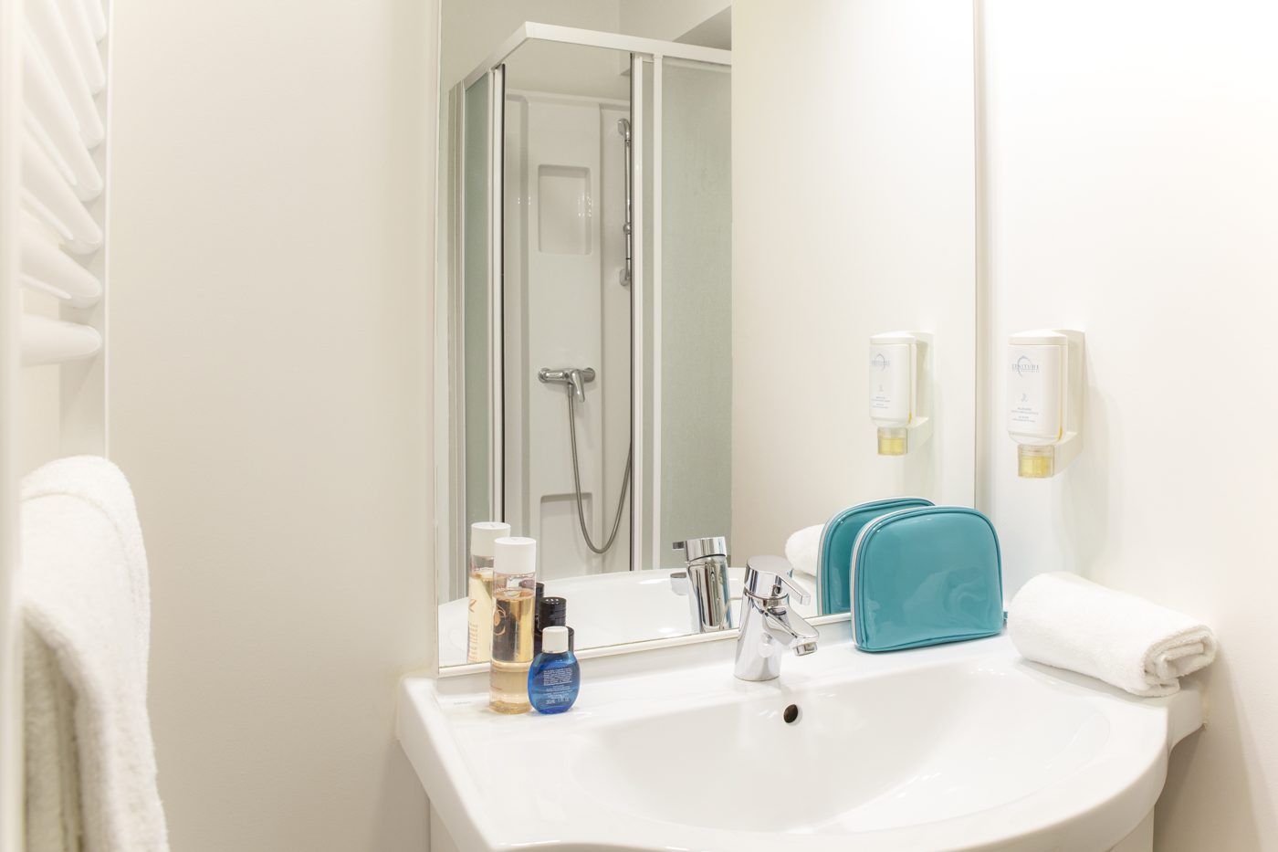 Salle d'eau avec douche