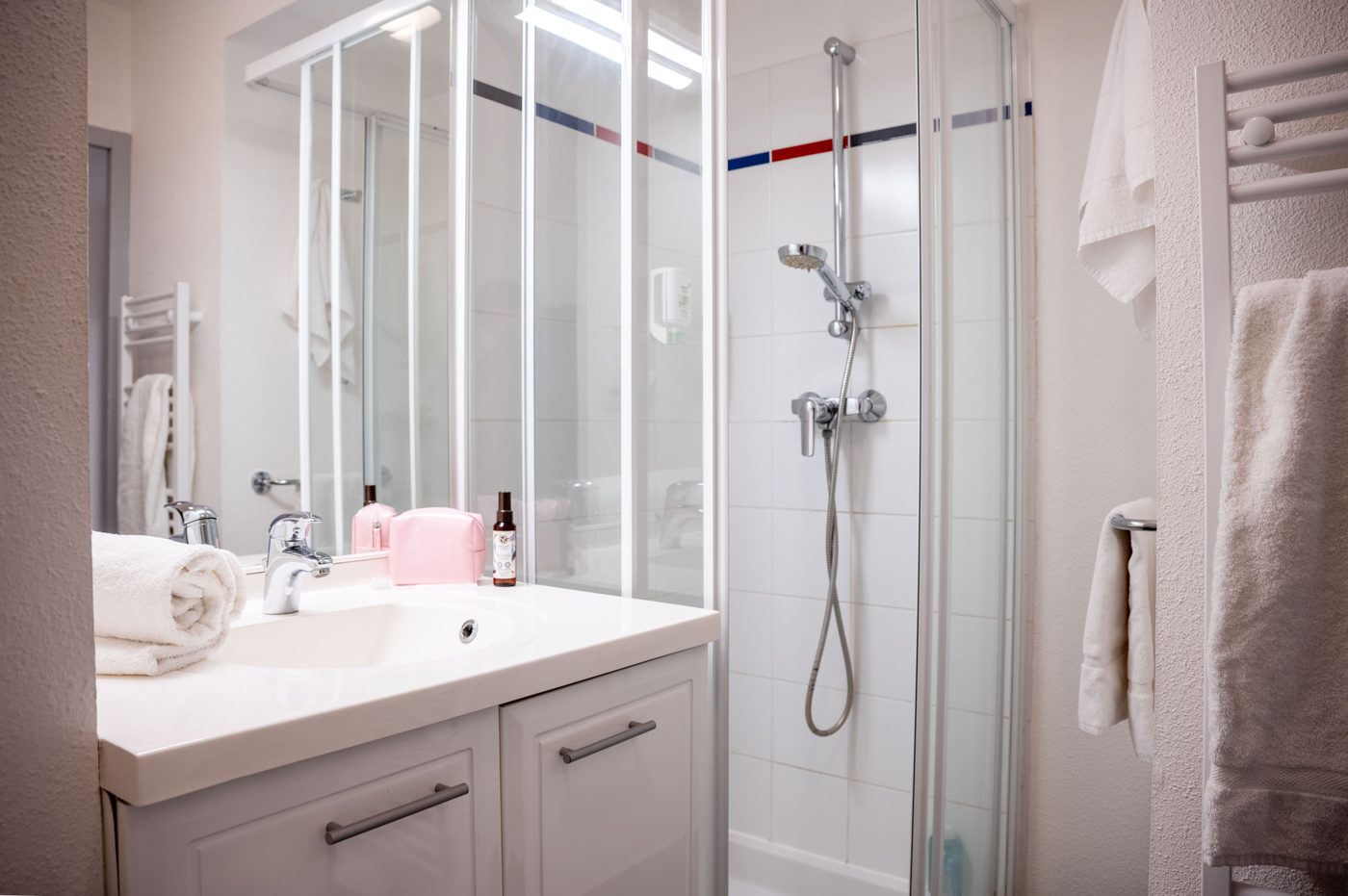 Salle d'eau avec douche