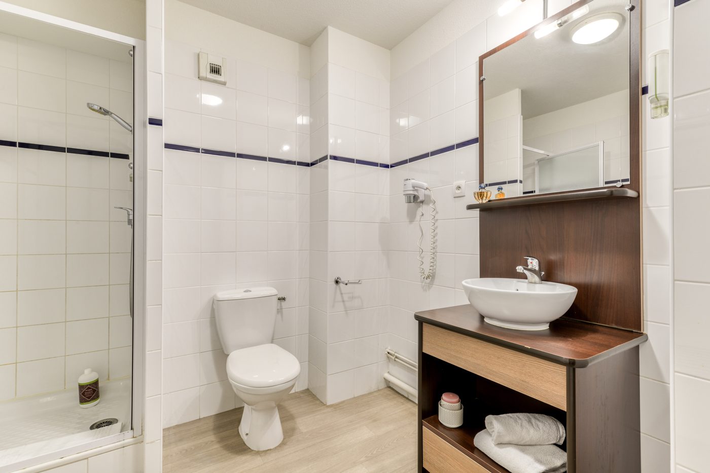 Salle d'eau avec douche