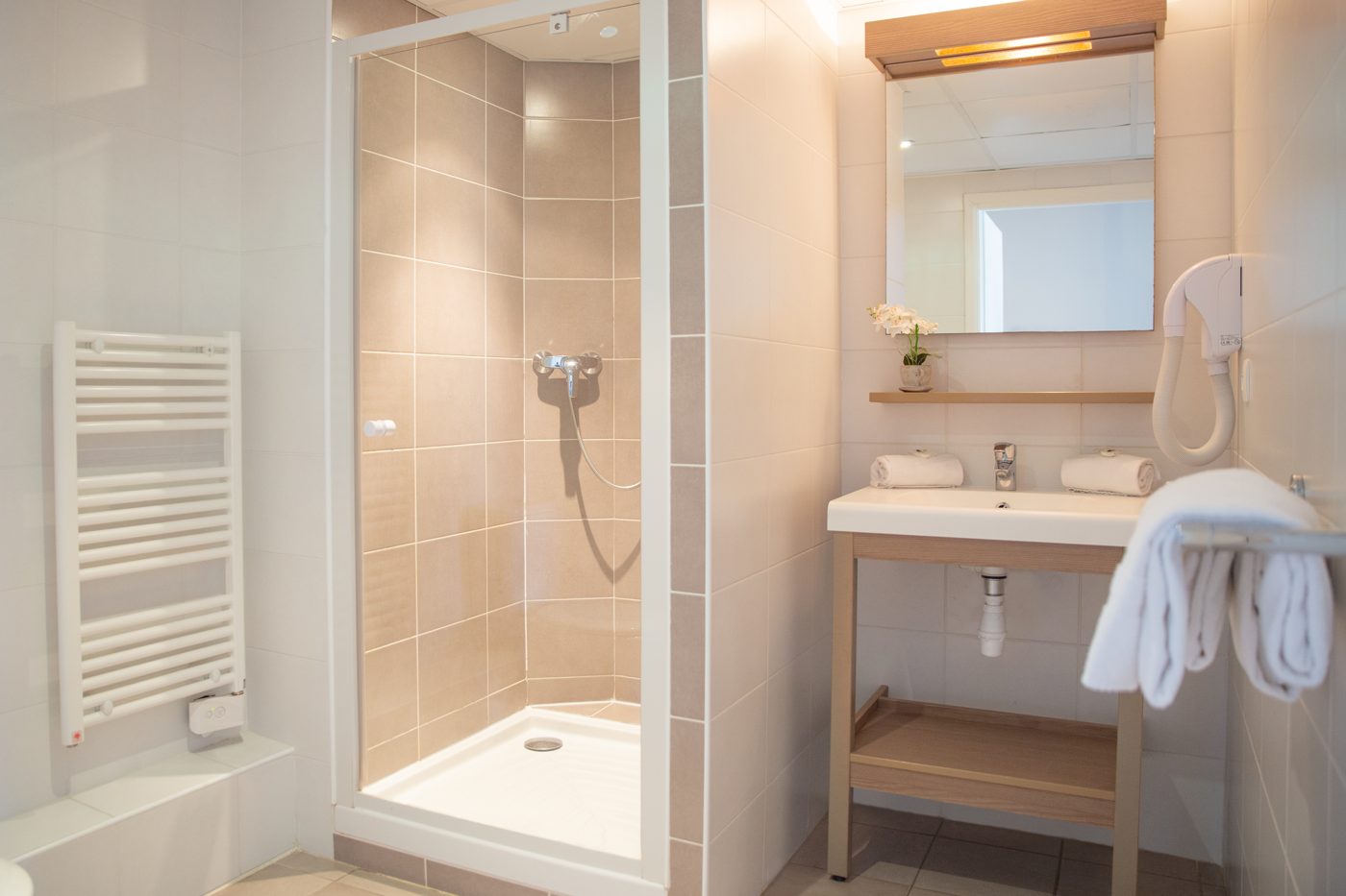Salle d'eau avec douche