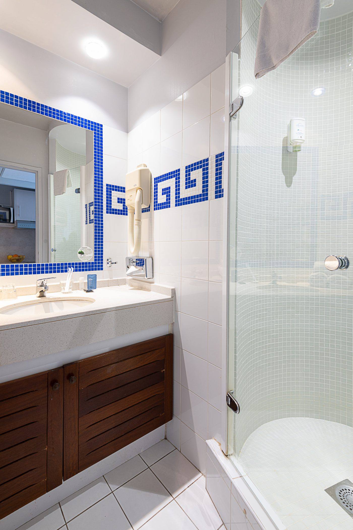 Salle d'eau avec douche