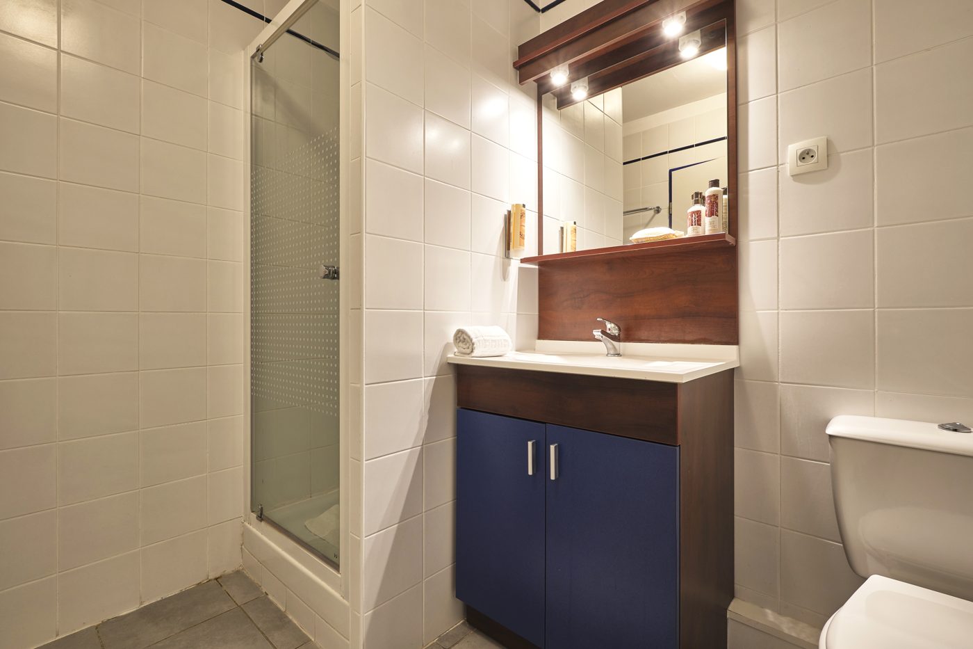 Salle d'eau avec douche