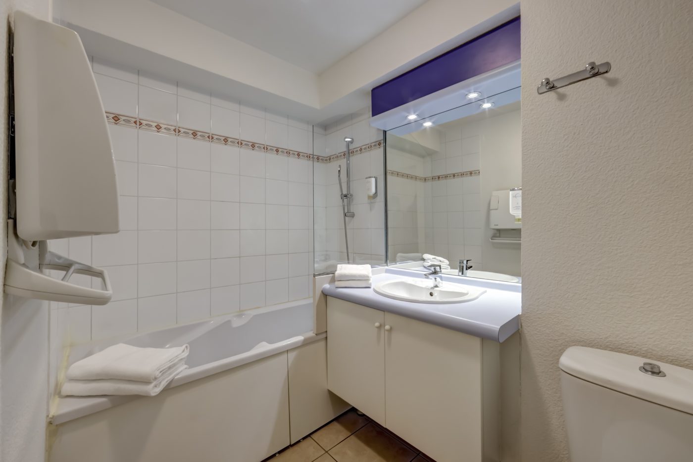 Salle d'eau avec douche