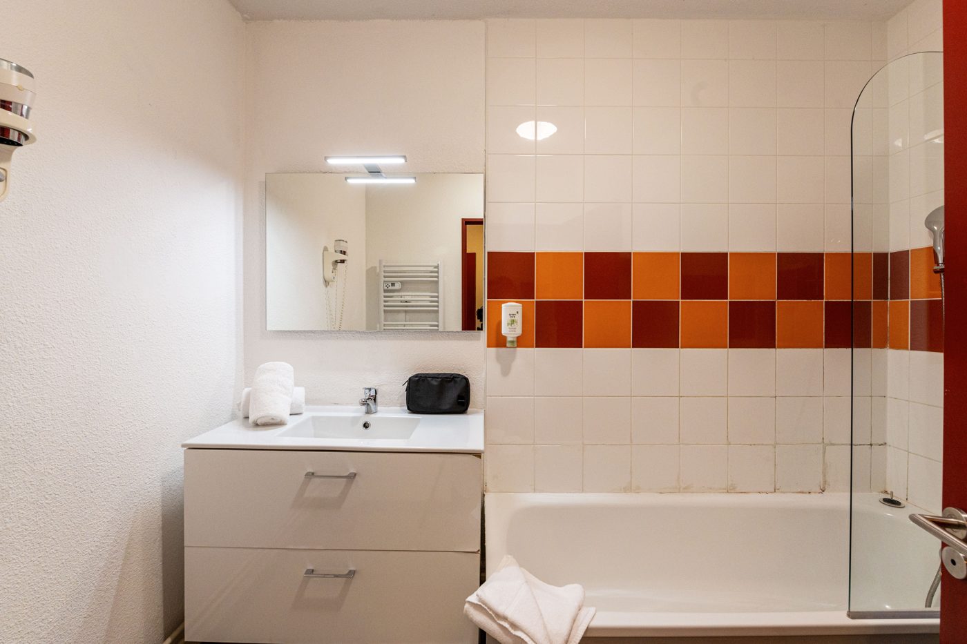 Salle d'eau avec baignoire
