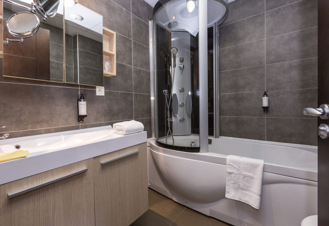 Salle d'eau avec baignoire