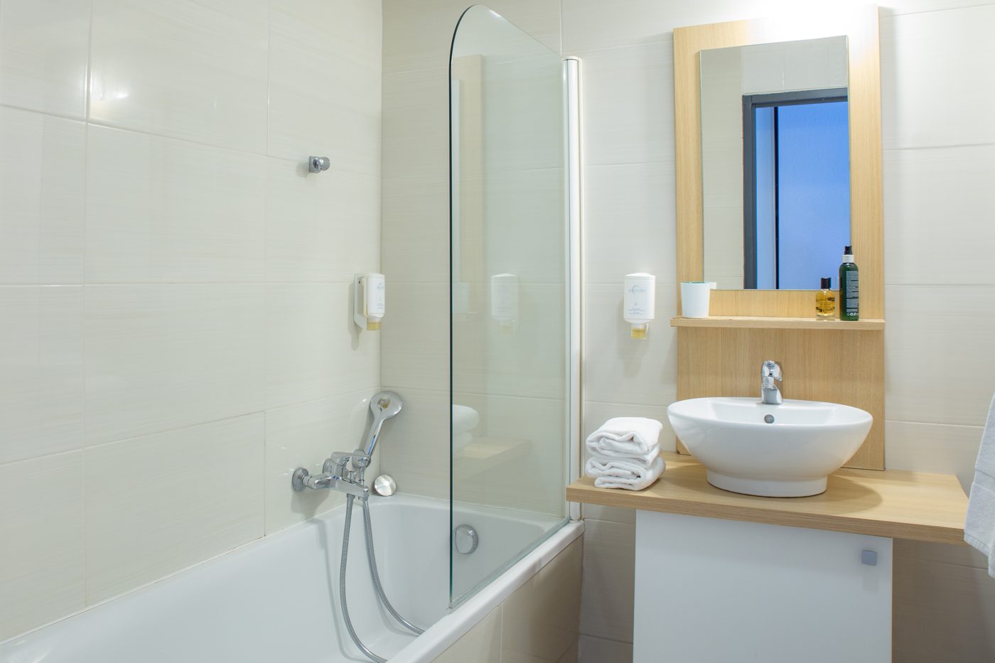 Salle d'eau avec baignoire