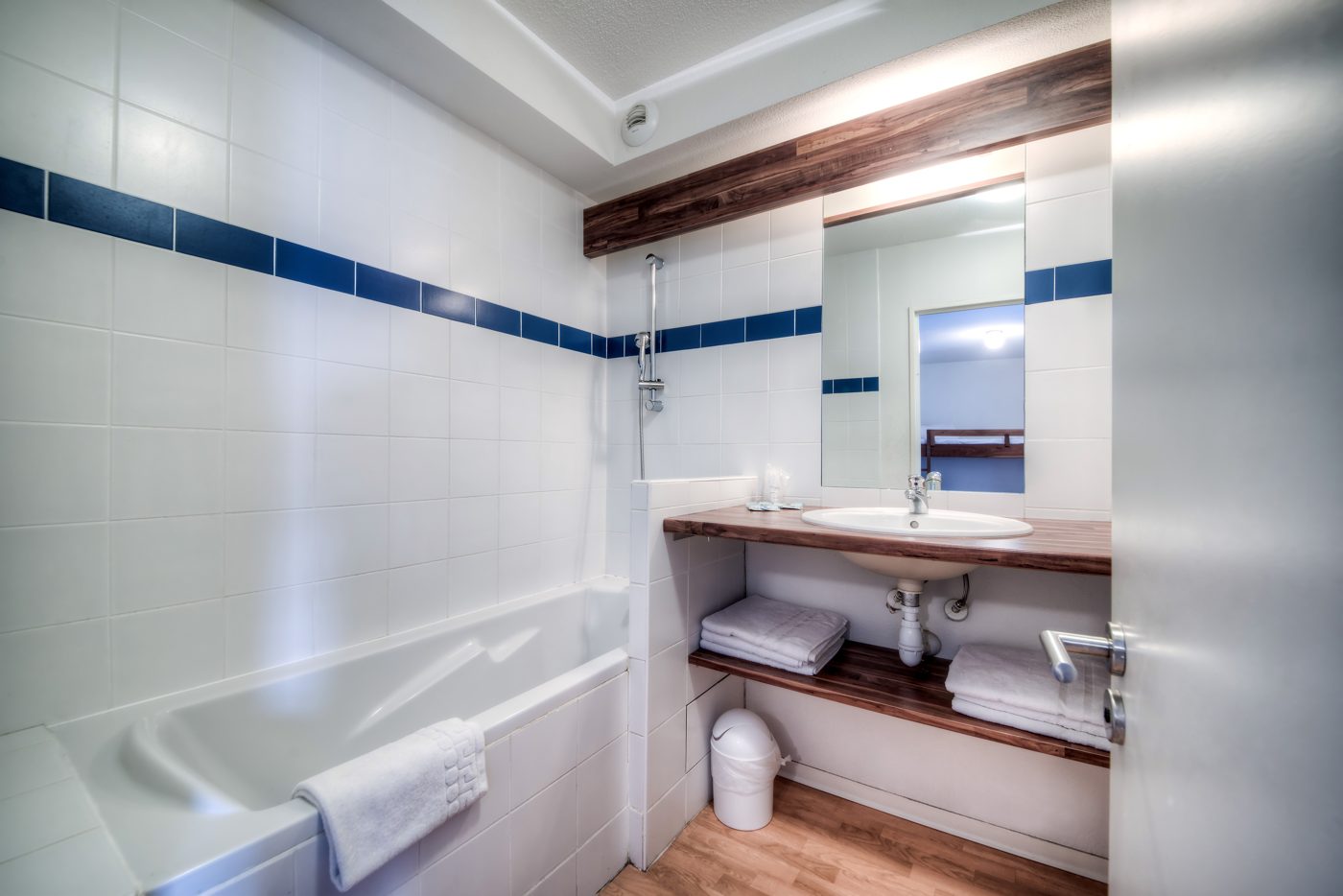 Salle d'eau avec baignoire