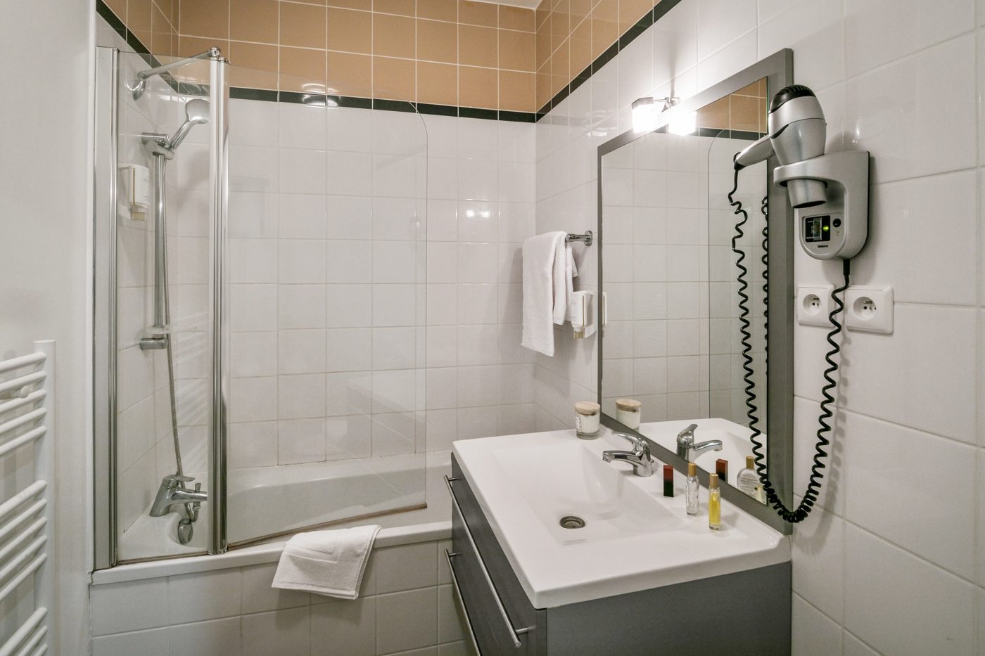 Salle d'eau avec douche