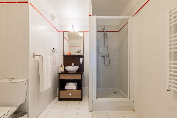 Salle d'eau avec douche