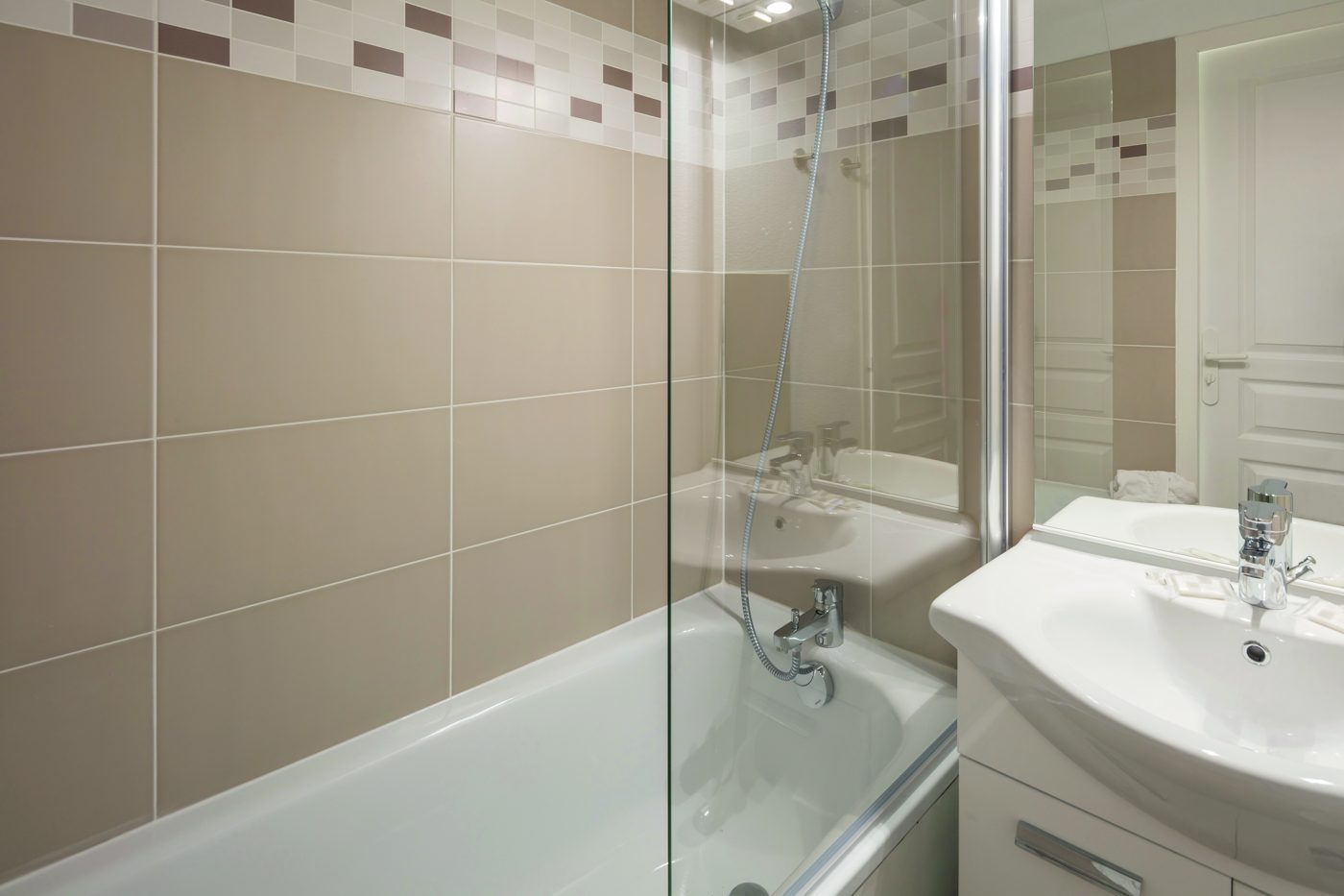 Salle d'eau avec douche