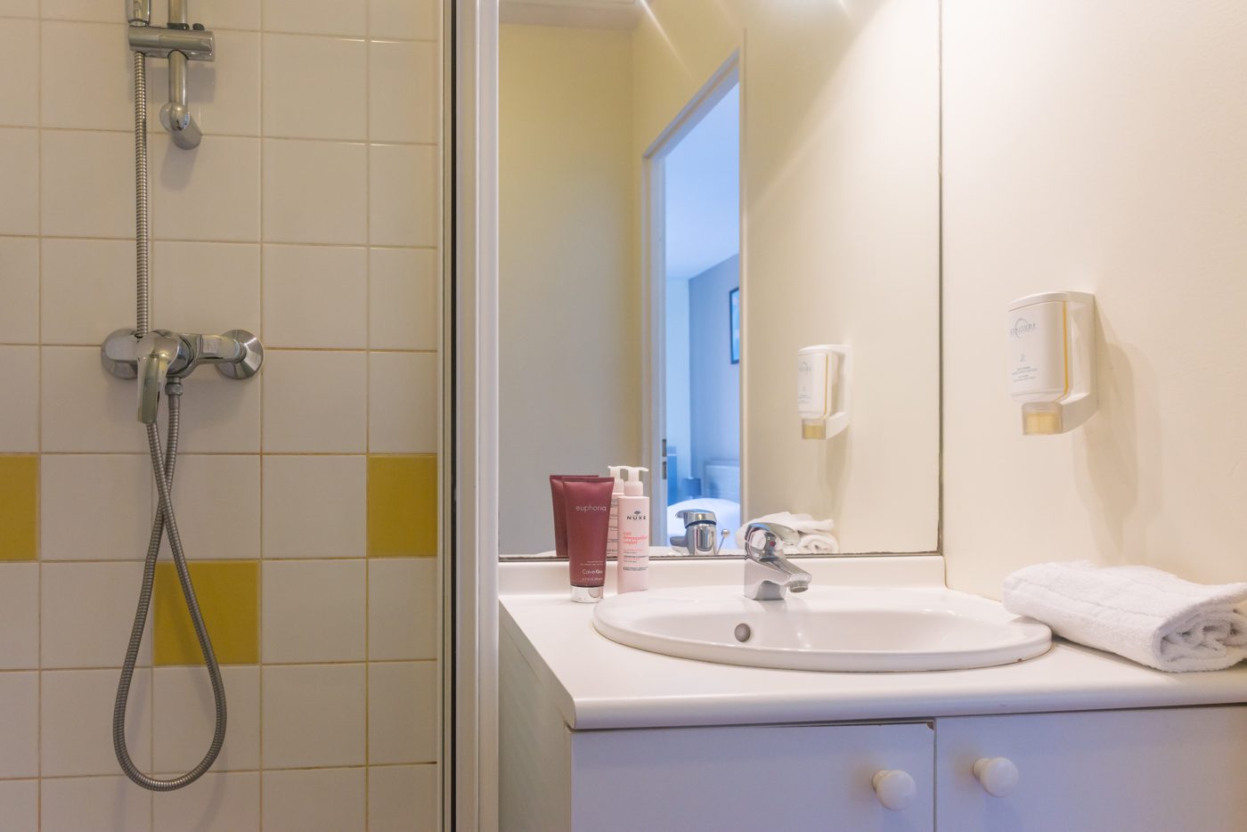 Salle d'eau avec douche