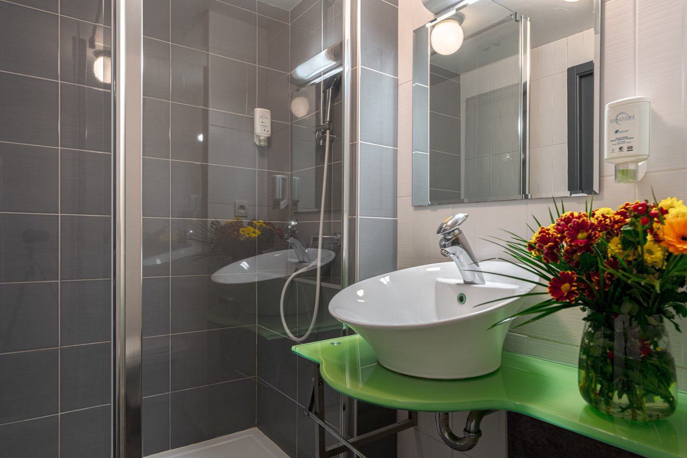 Salle d'eau avec douche