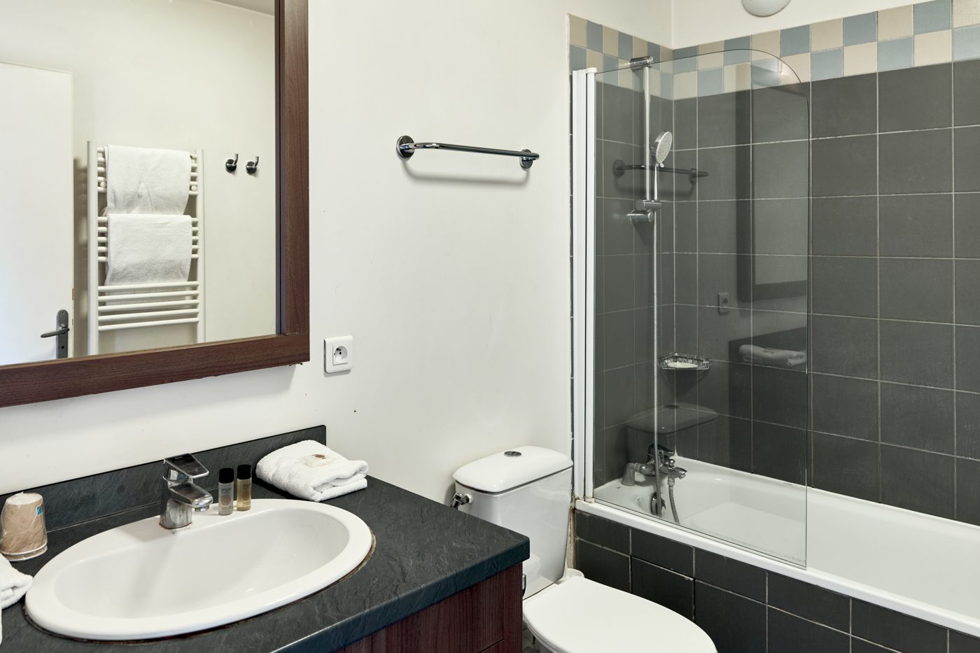 Salle d'eau avec baignoire