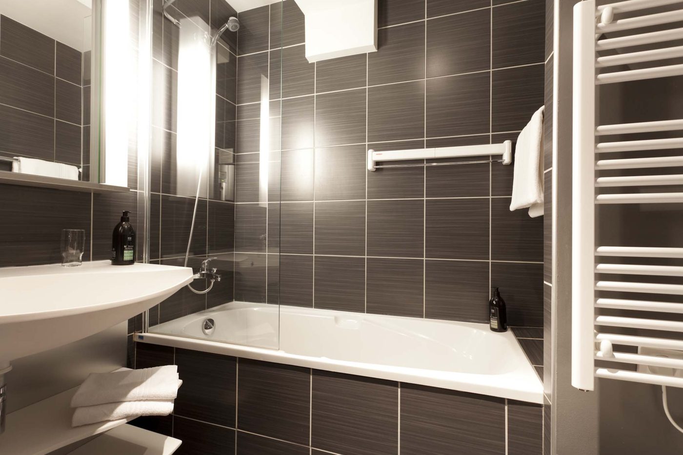 Salle d'eau avec baignoire