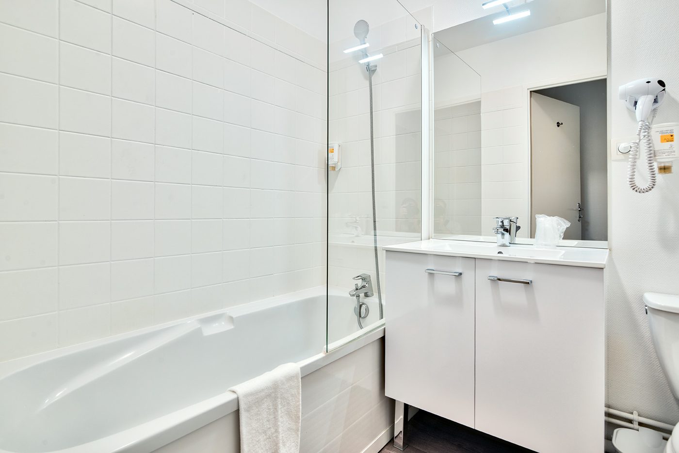 Salle d'eau avec baignoire